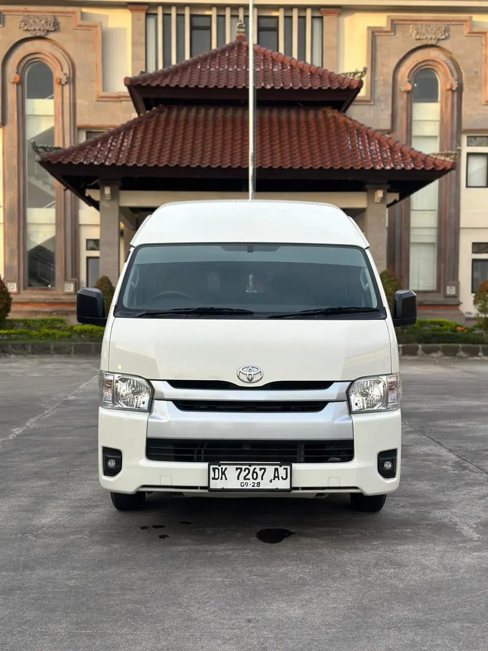 Hiace Commuter 15 Seats Bali Safest Driver