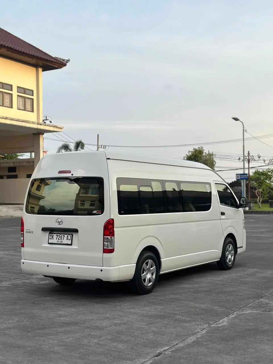 Hiace Commuter 15 Seats Bali Safest Driver