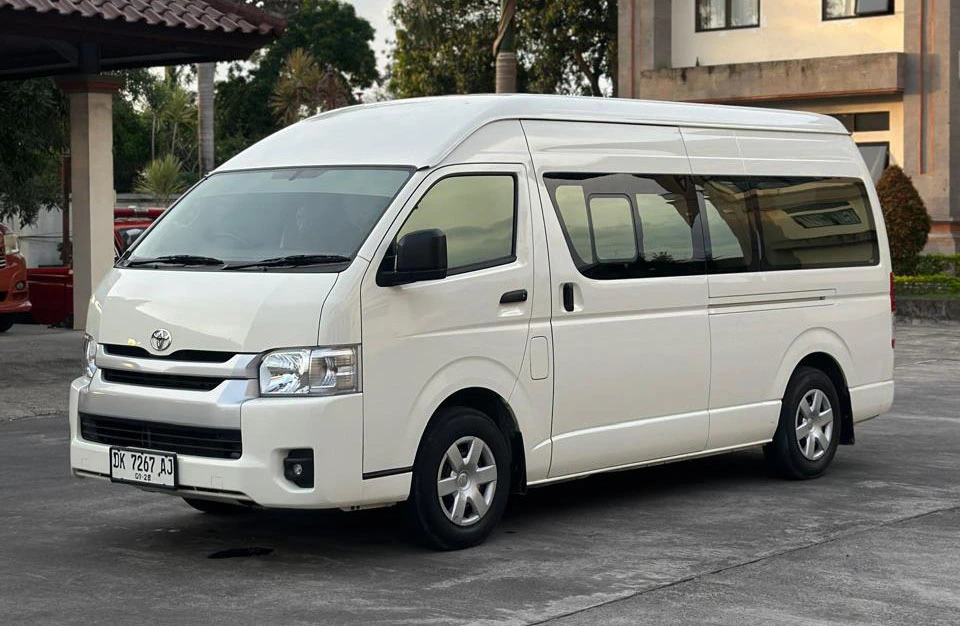 6. Toyota Hiace Commuter 15 Seats